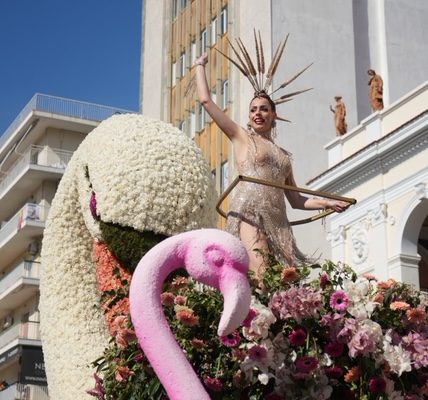 Λαμπερή και εντυπωσιακή η Βασίλισσα του 2026, Μαρίζα Φλωράτου, με χτένισμα που φέρει την υπογραφή του Ιόνα Καλημέρη