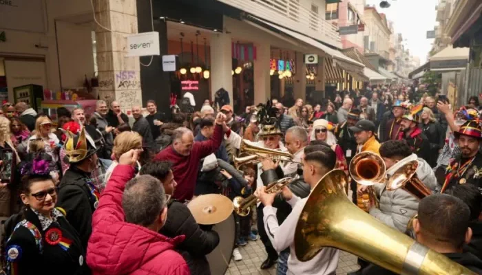 Τσικνοπέμπτη στο κέντρο της Πάτρας με βαλκανικούς ρυθμούς